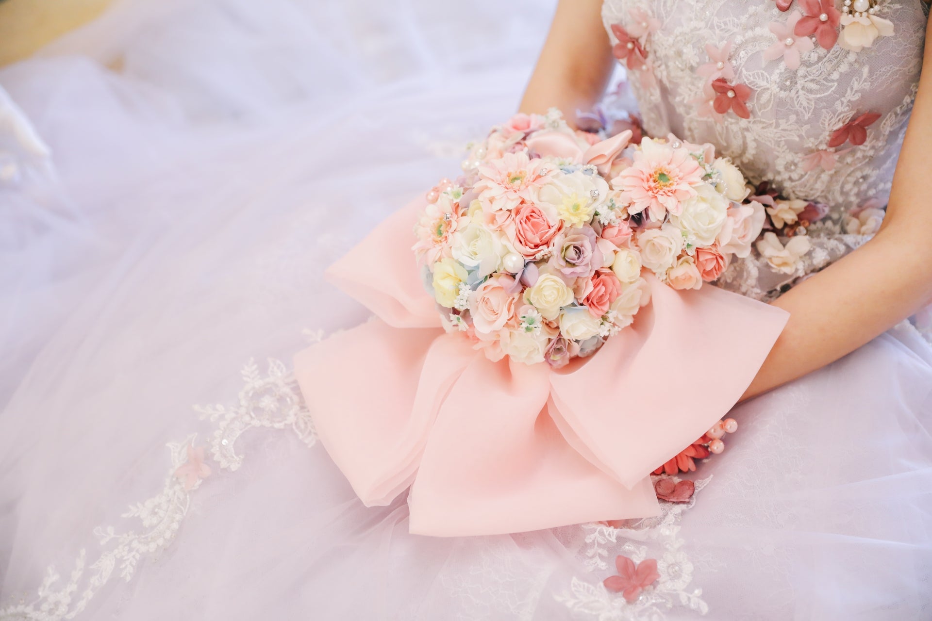 2024年のウェディングドレスの人気カラーは?最新トレンドをチェック!