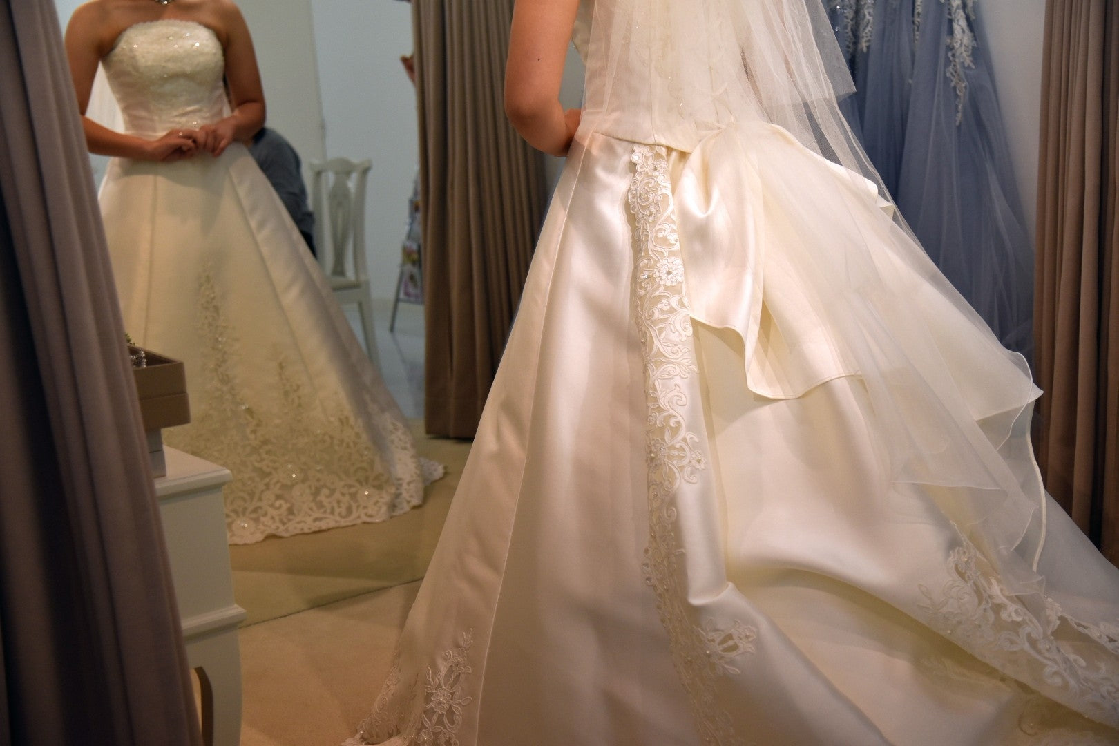 ウェディングドレス試着の服装や髪型は?持ち物やチェックする点も解説