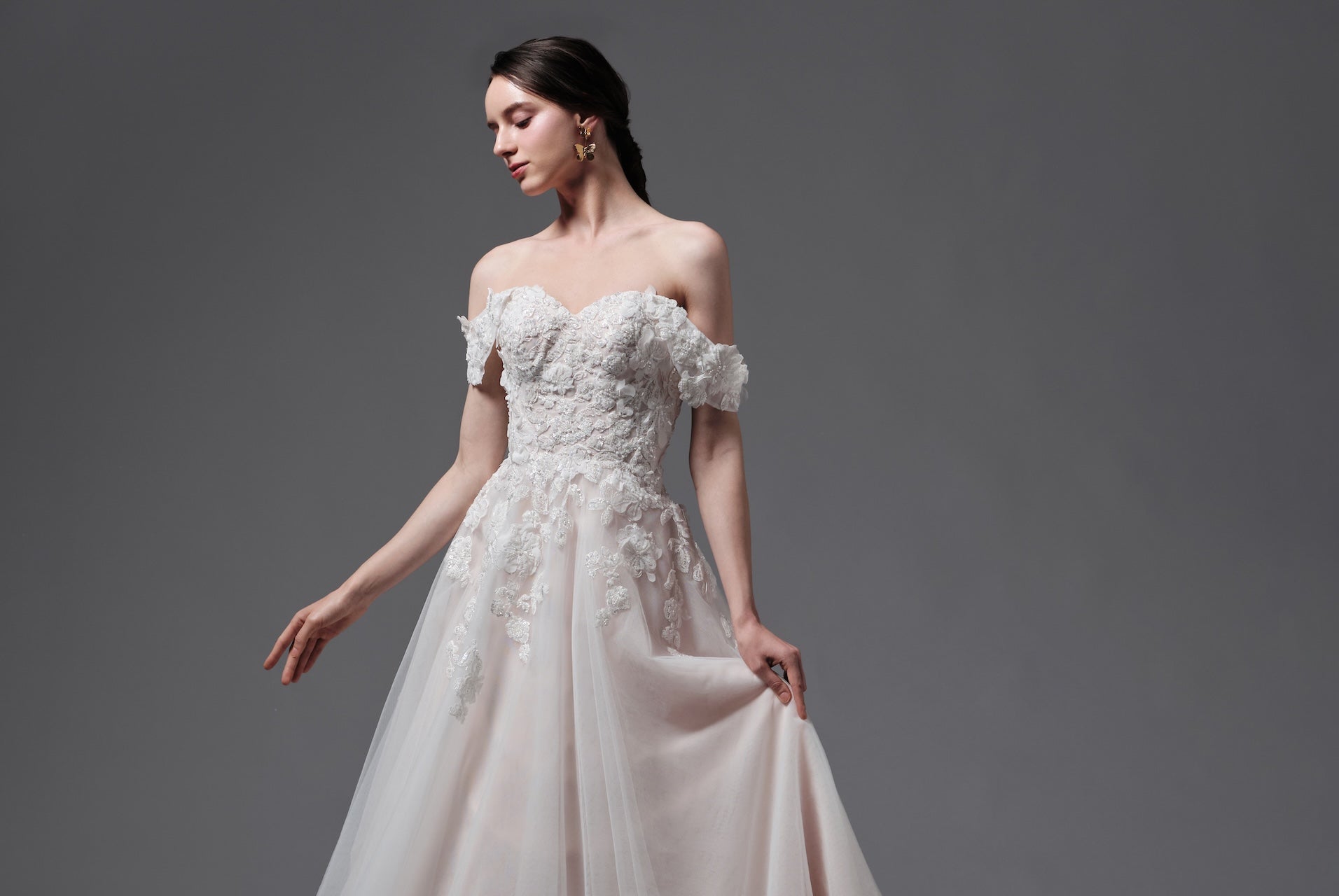 オフショルダーのウェディングドレスが似合う人は?体型別の選び方と失敗しないコツを徹底解説