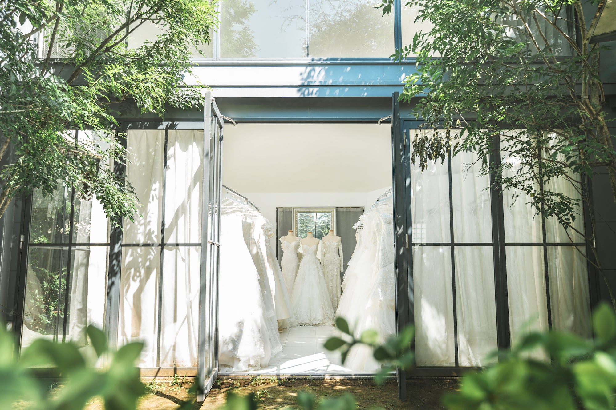 胸が小さい人におすすめのウェディングドレス!美しく着るコツも解説