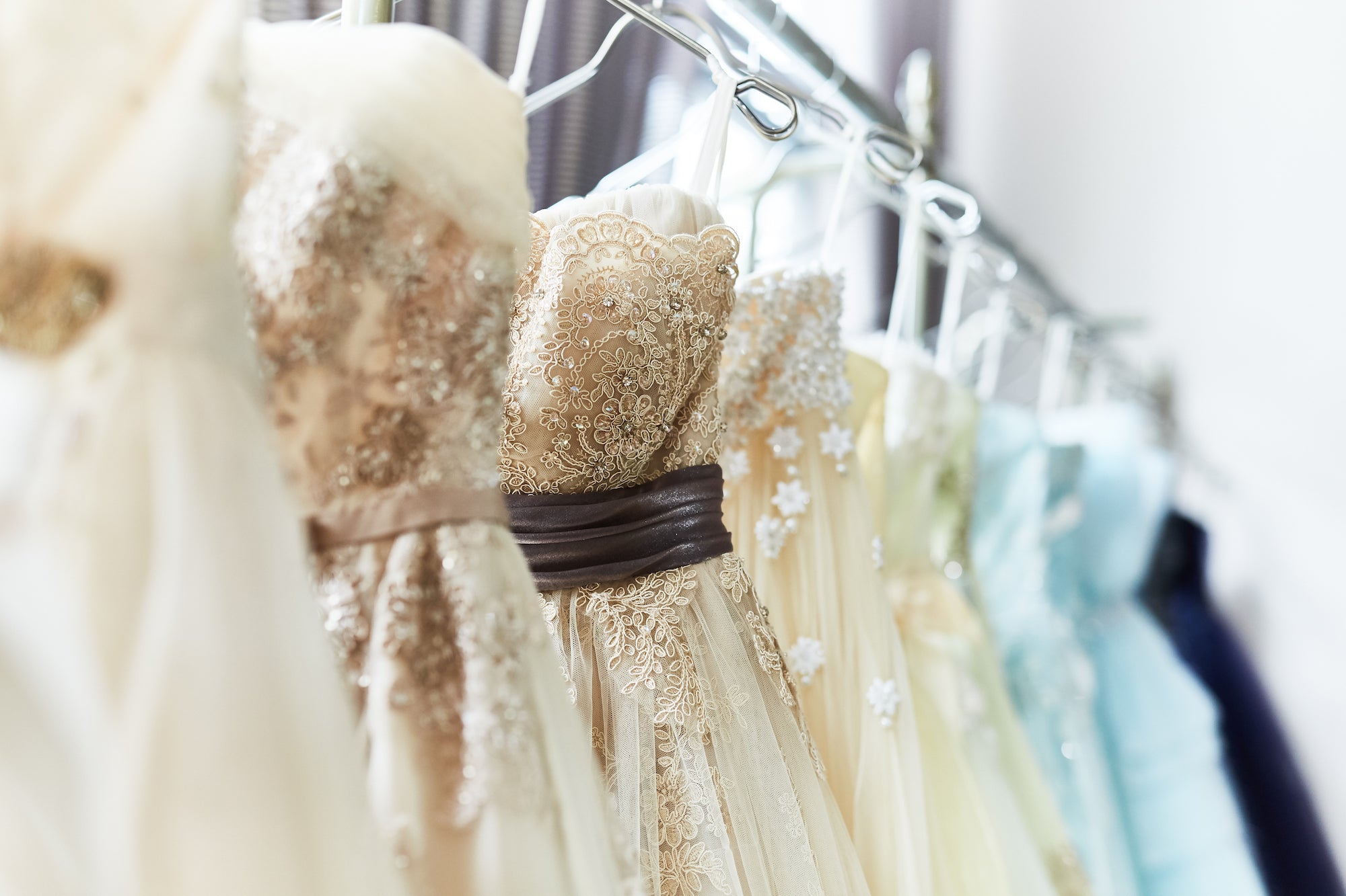 ウェディングドレスのレンタル相場は30万〜35万!選び方や費用を抑えるコツを解説