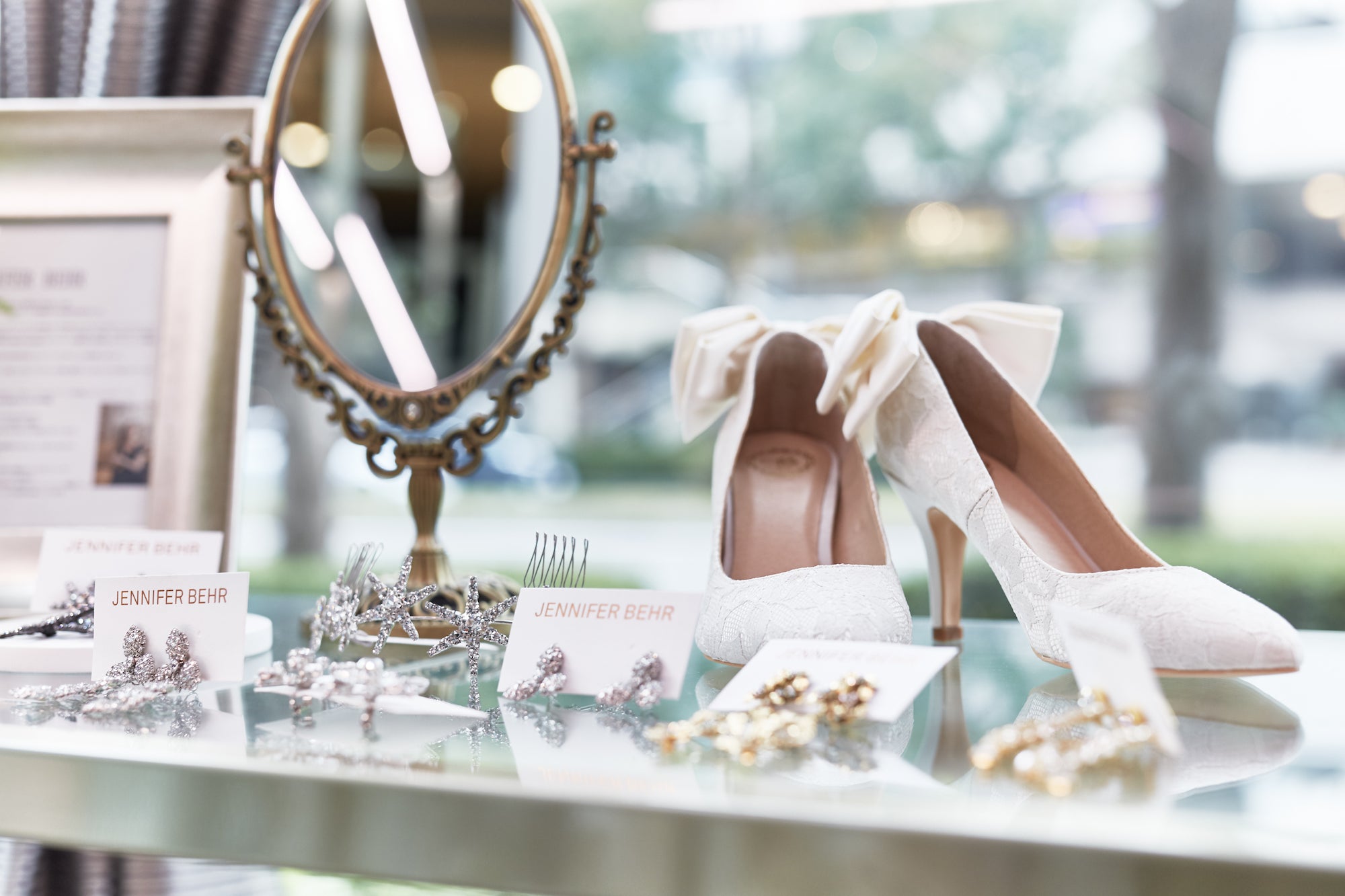 ウェディングドレスに必要な小物とは?種類や選び方のポイントを解説