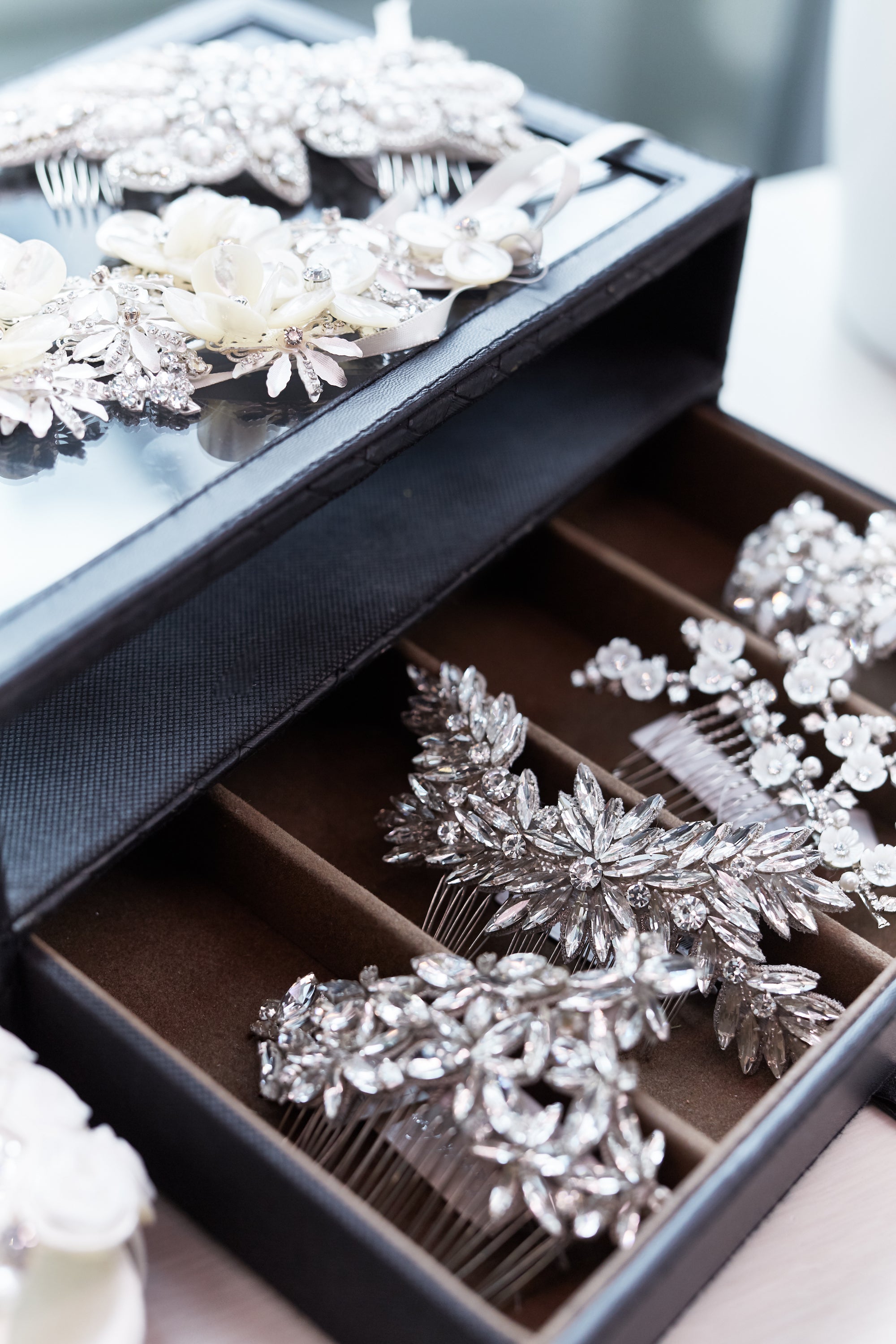 花嫁に似合うクラシカルヘア8選!髪型の印象を変える髪飾りもチェック