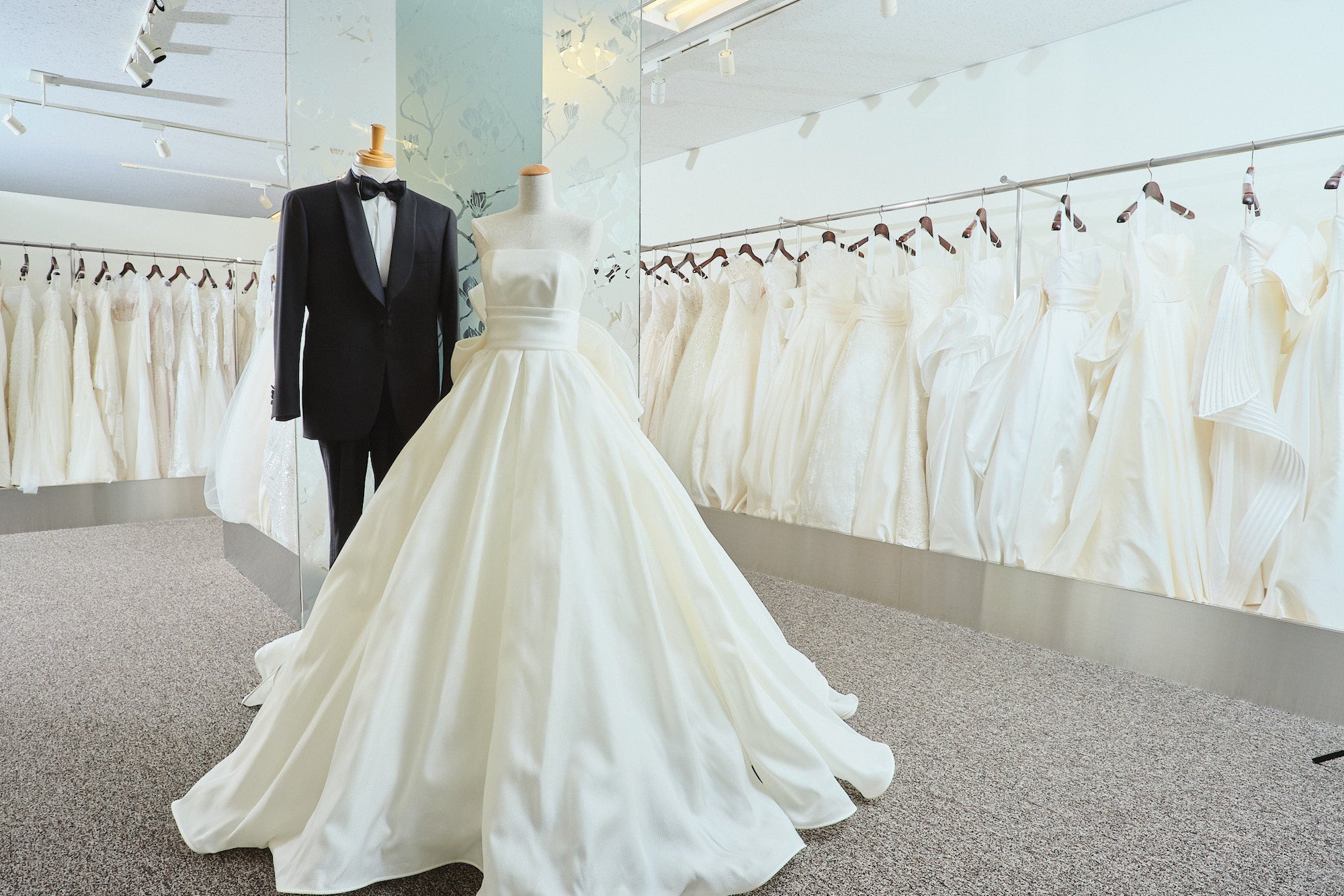 ウェディングドレスを夏に着るなら?おすすめの素材やデザインをご紹介