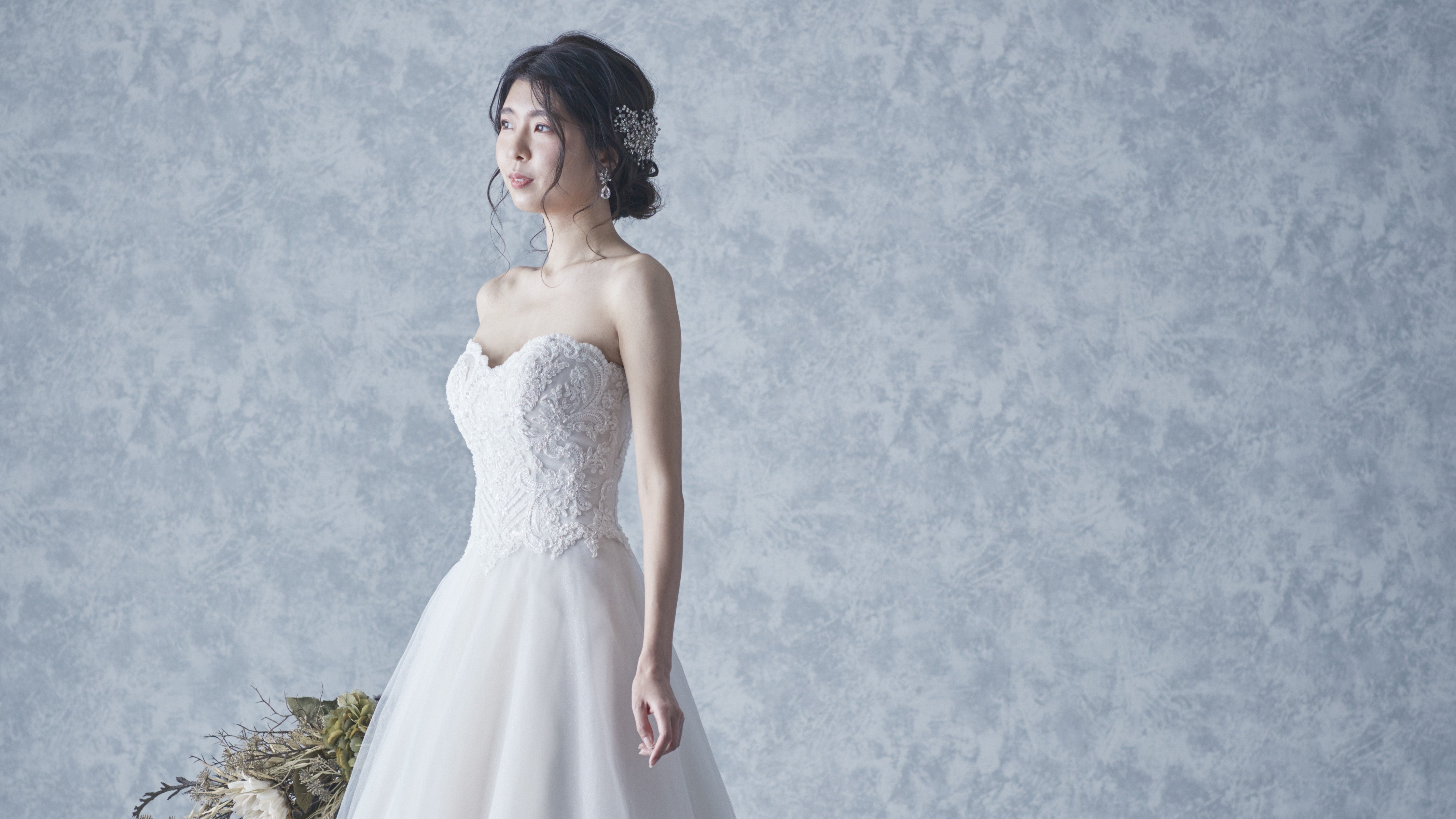 ウェディングドレスは高身長な花嫁に似合わない?体型別ドレスの選び方と着用時の工夫を解説