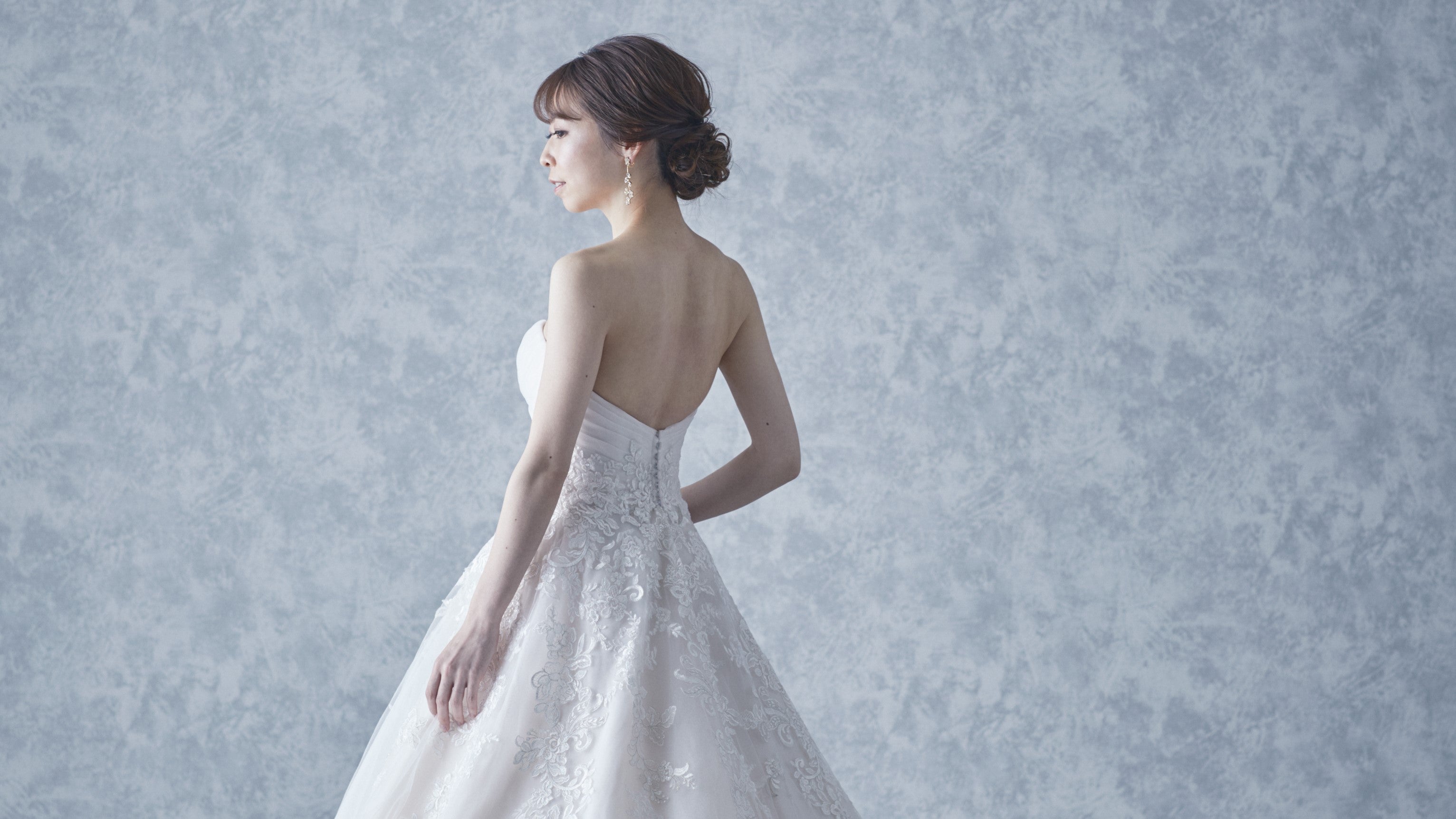 ウエストが気になる!細く見えるウェディングドレスの選び方