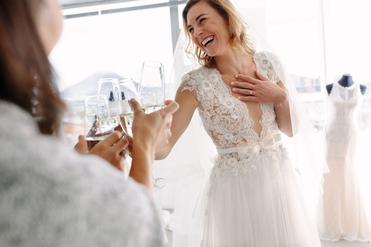 結婚式の二次会は専用のウェディングドレスがおすすめ！5つの理由と人気ドレスを紹介