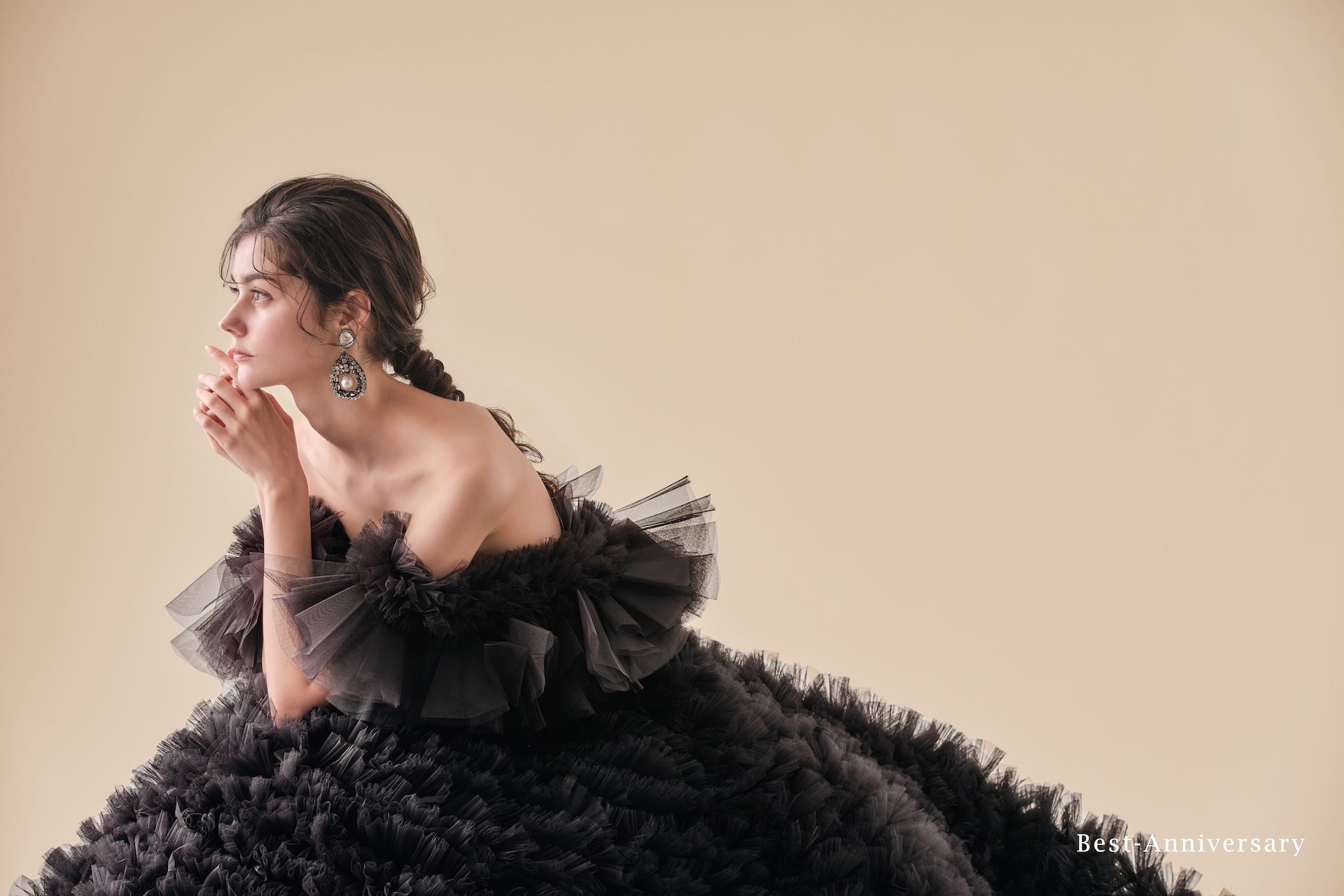 【おしゃれ花嫁必見】黒のウェディングドレスの意味は？マナーや着こなし術、似合う人の特徴を解説