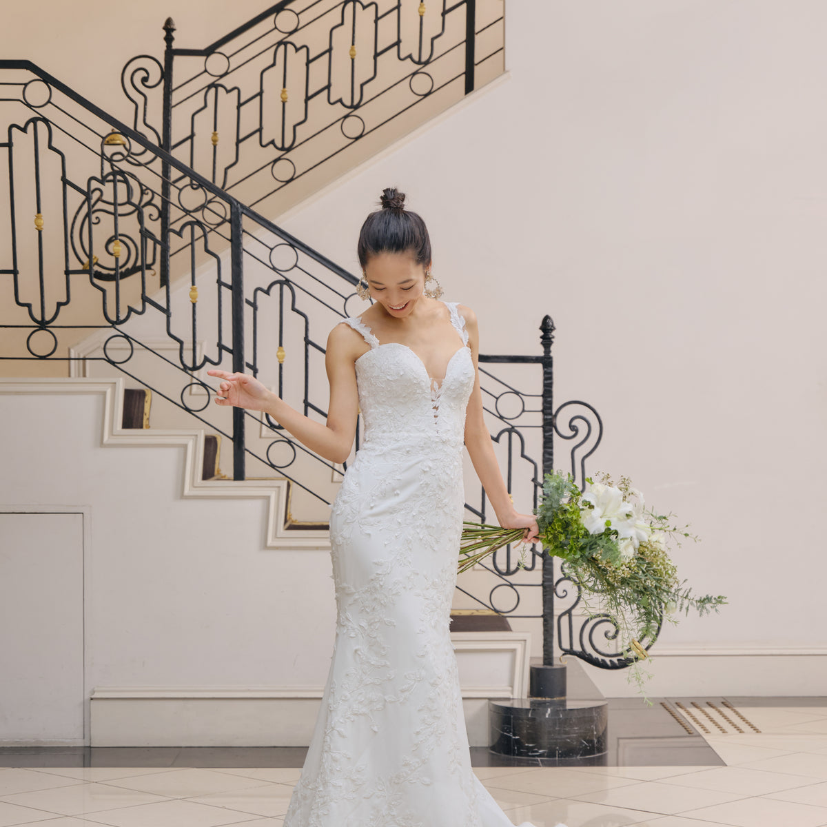 一文字の肩の軽いウェディングドレスの新型の花嫁ドレスはテーピングが豪華